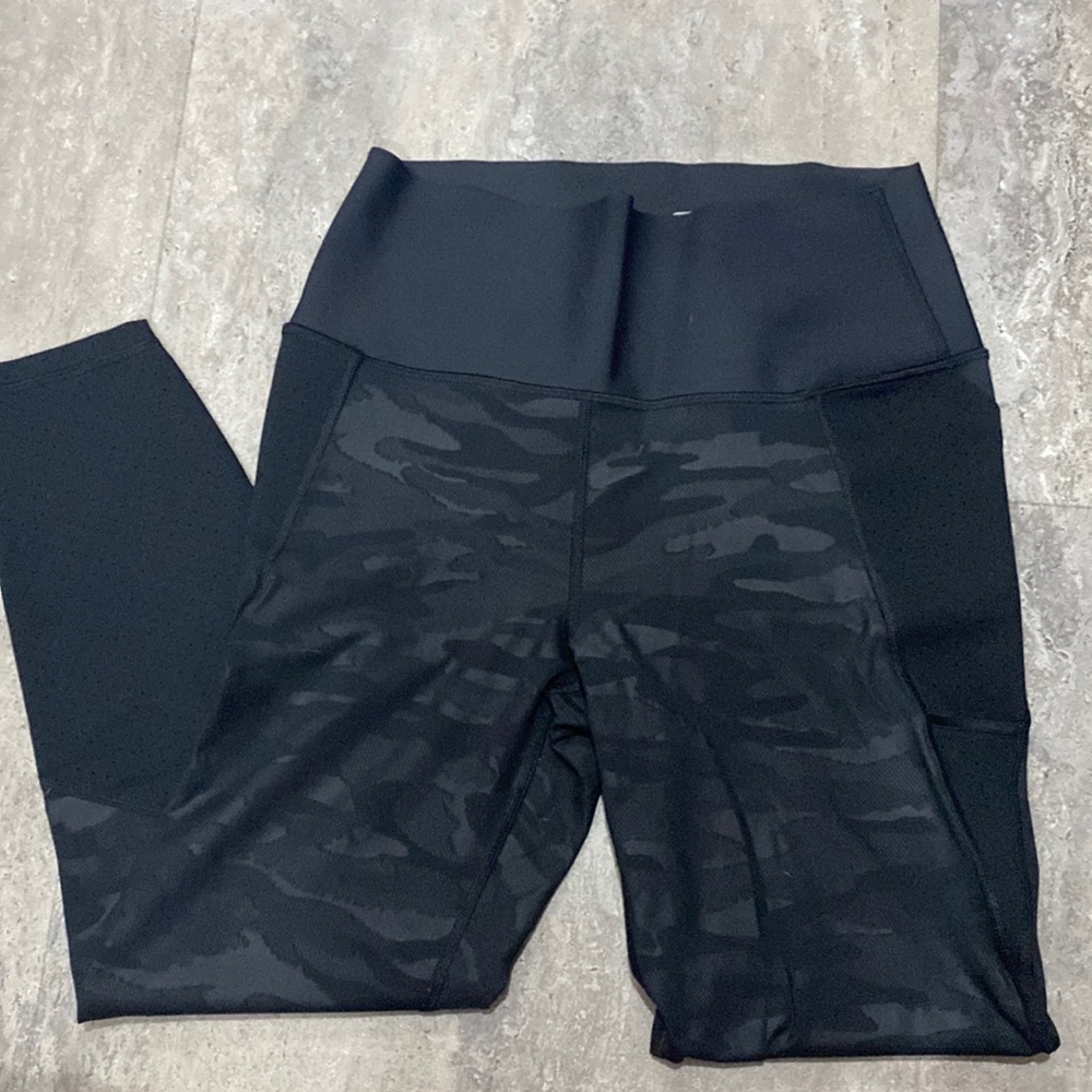 Gap Fit Sculpt Black Camo Size Medium